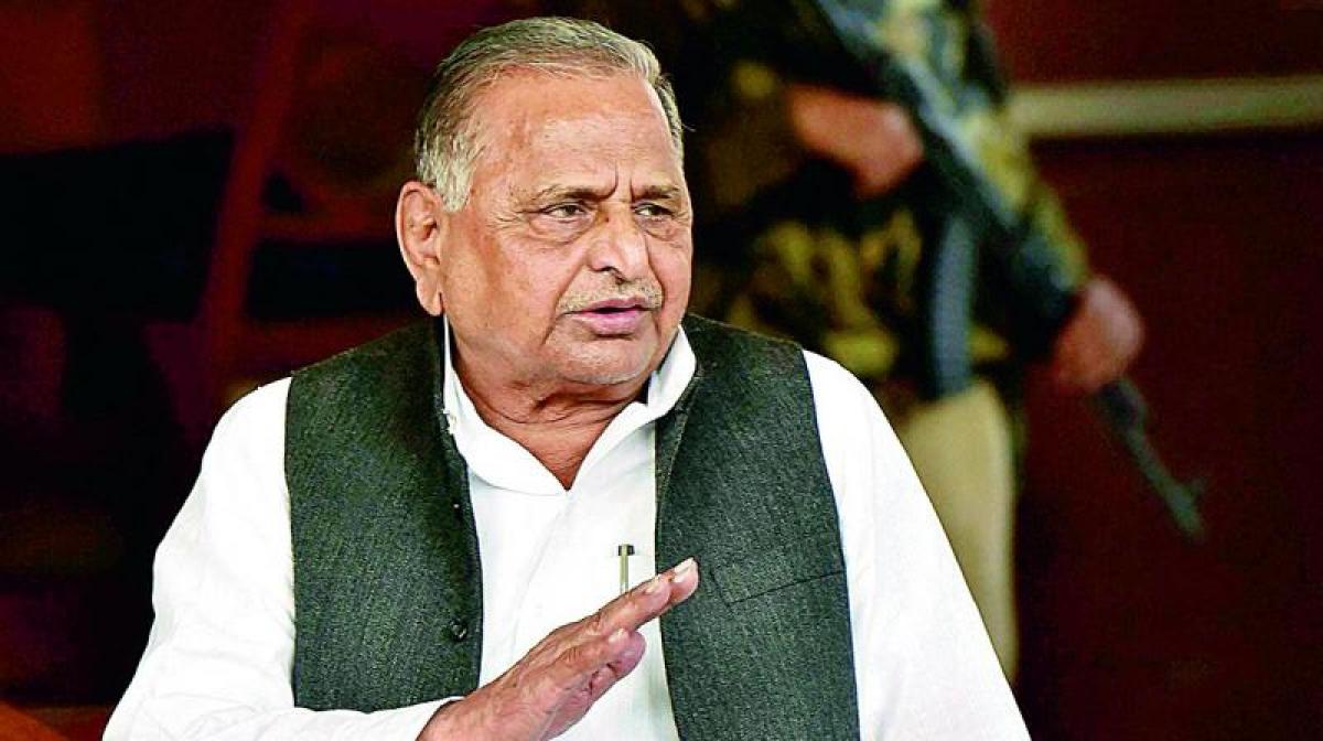 Mulayam blames media, voters for SPs defeat in UP elections