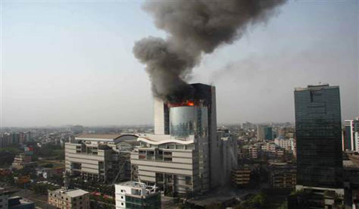 Dhakas Bashundhara City shopping mall catches fire 