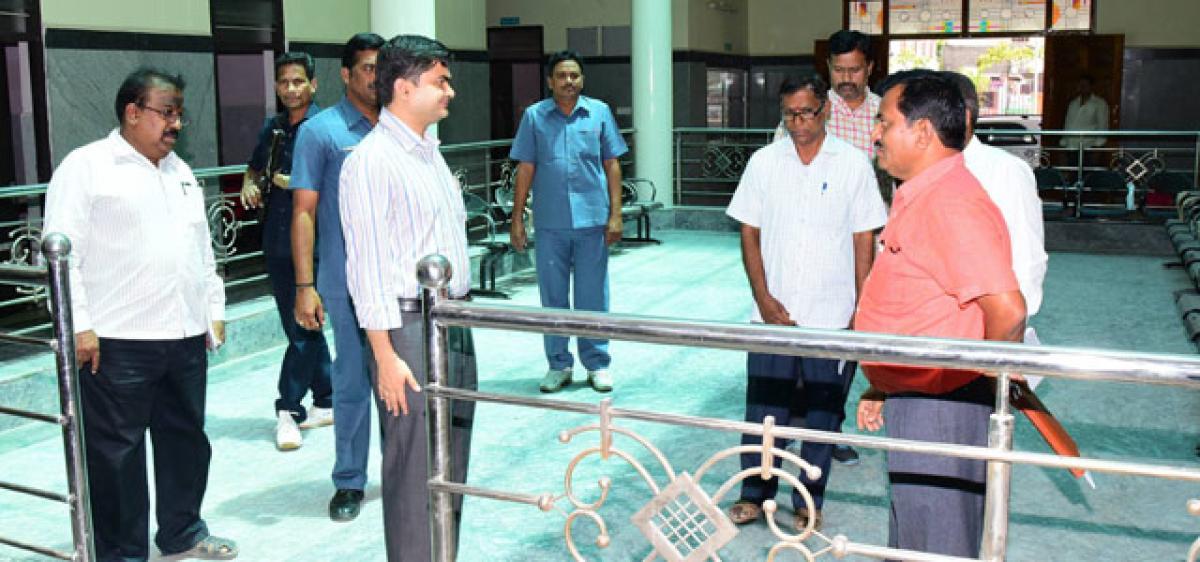 Provide better services, Karimnagar Collector tells hospital staff