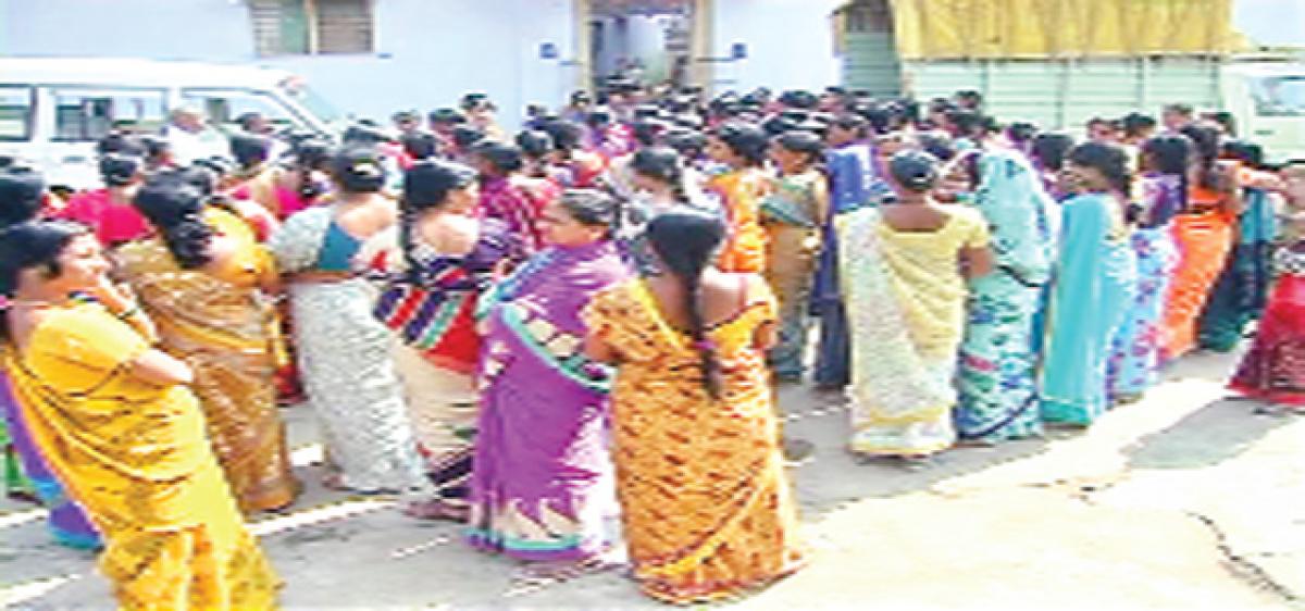 Beedi workers hold dharna in Nizamabad