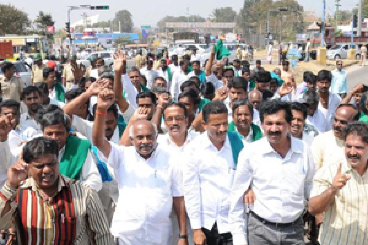 Penumaka villagers stage protests against forcible Land Acquisition in Guntur