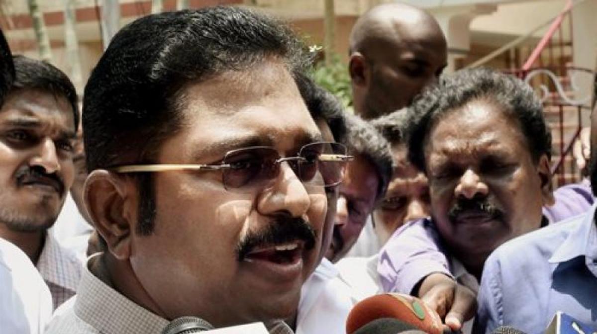 Delhi cops swoop down on Dhinakaran home, issue summons in bribery case