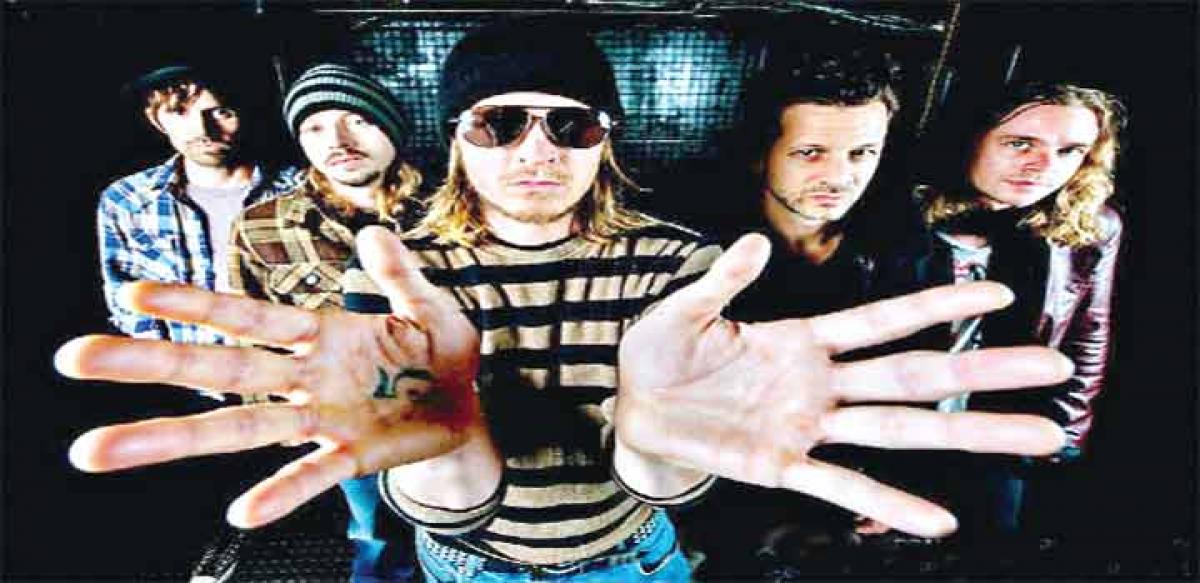 Puddle of Mudd in city