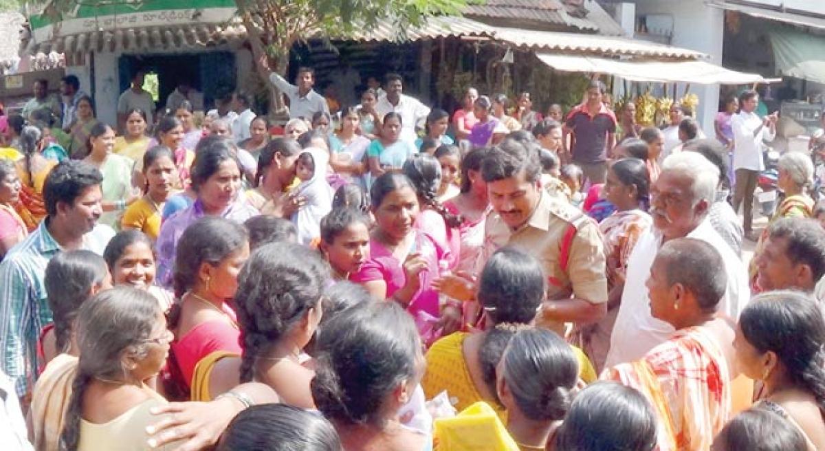 Stampede at cheques disbursement to SHG women