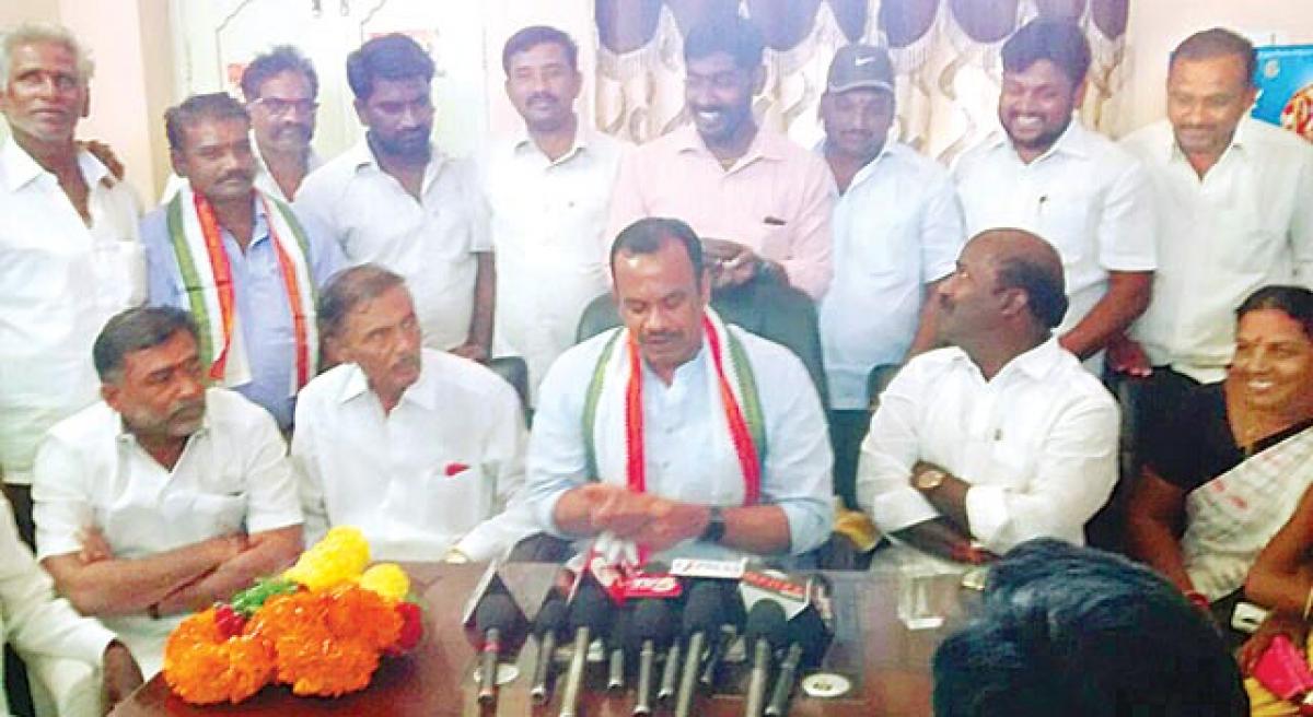 Komatireddy hits out at KCR