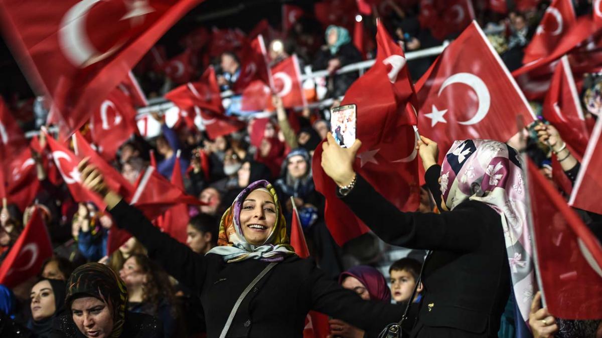Thousands of Turkish women rally in favour of Erdogans powers