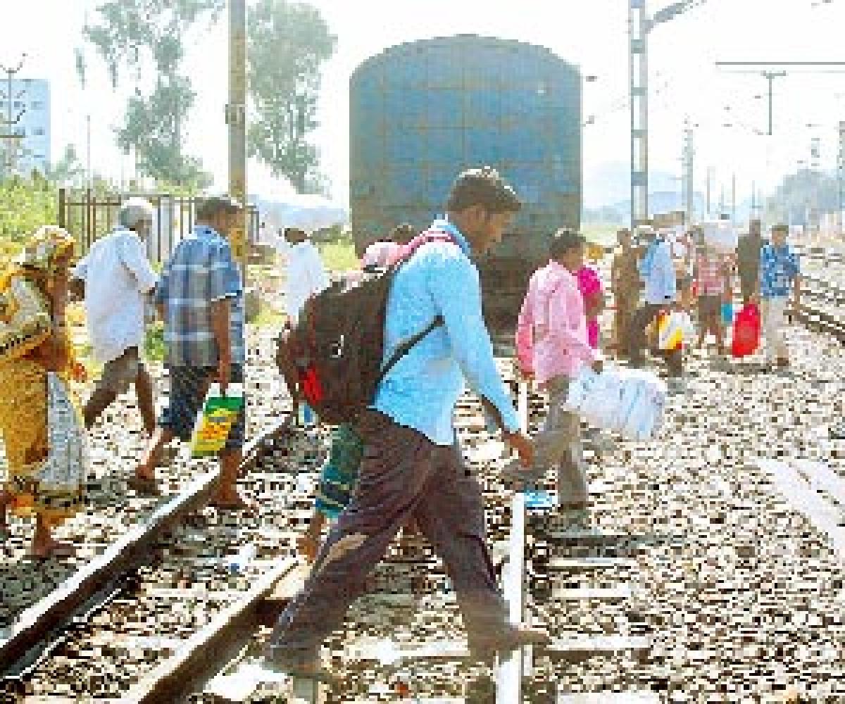 Unmanned Railway crossing near PNBS a nightmare