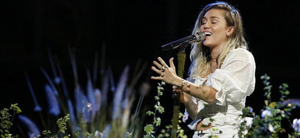 Miley Cyrus dedicates song to Ariana Grande