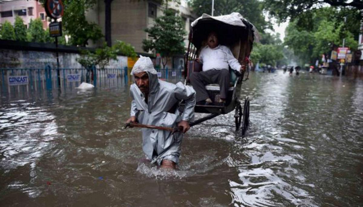 Heavy rain triggers flood-like situation in West Bengal