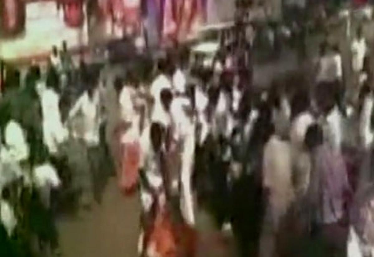 AIADMK workers lungi catches fire during protest against Vijayakanth