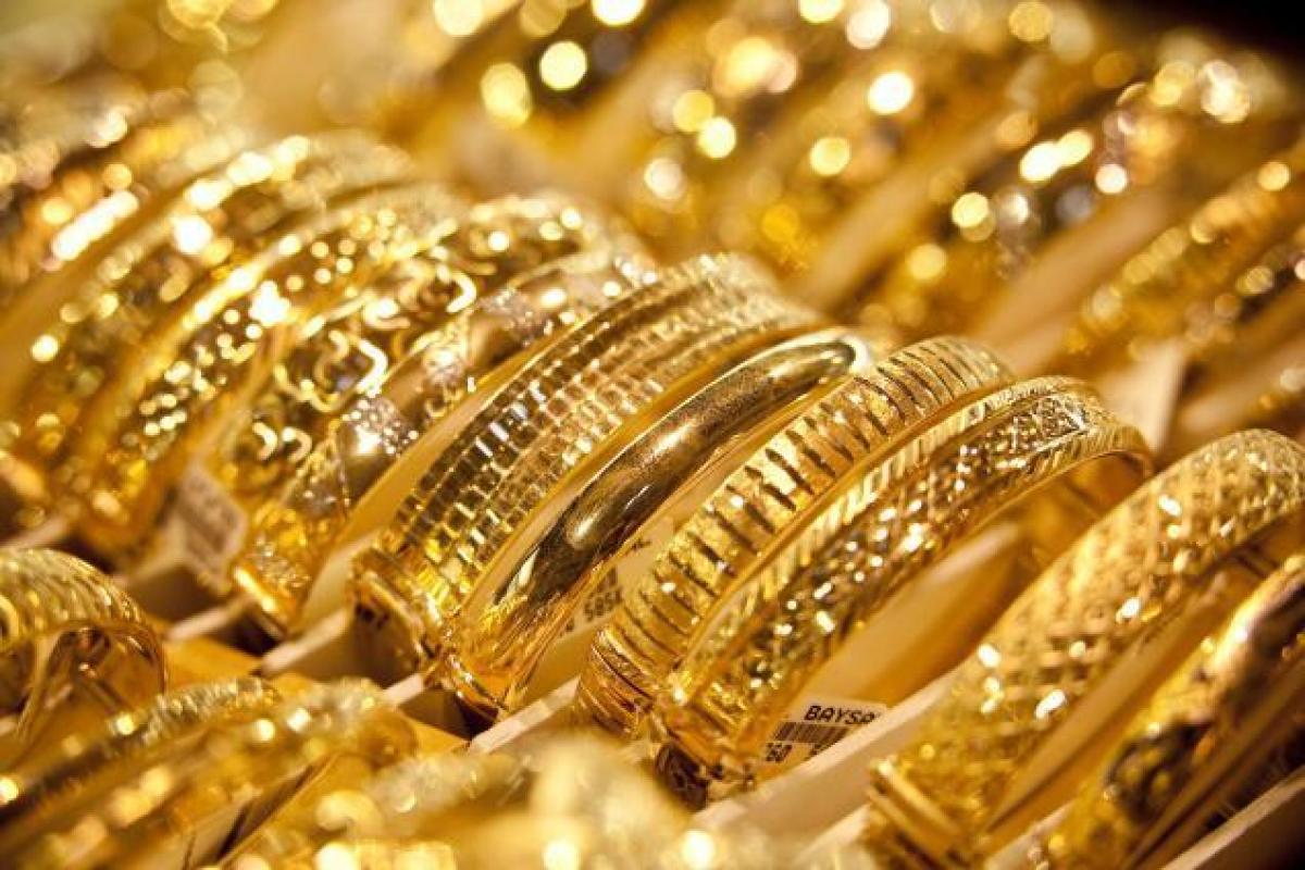 Gold futures spurt Rs 103 on global cues