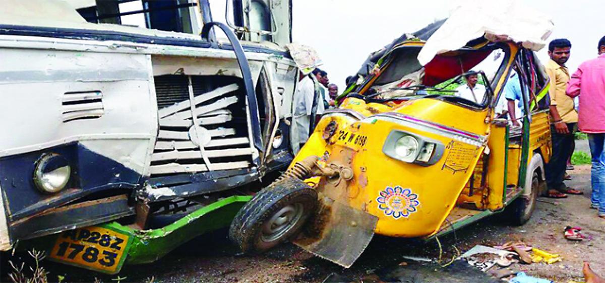 4 killed, 6 hurt in mishap