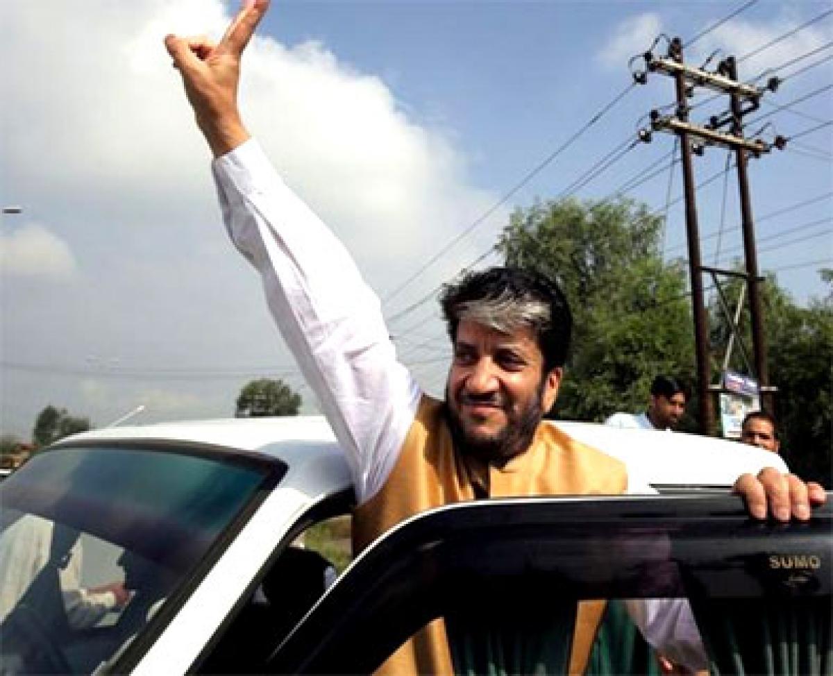 Shabir Shah detained at Delhi airport