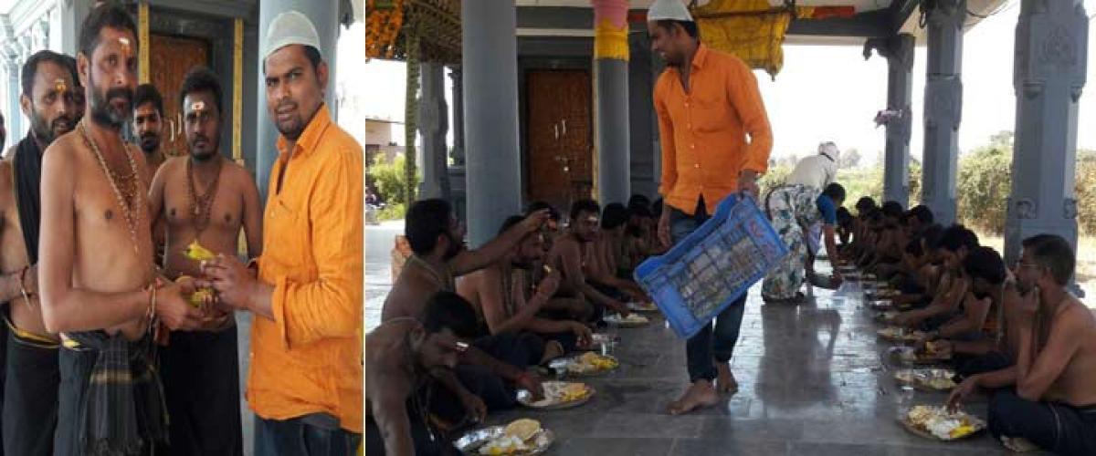 Muslim gives Bhiksha, feeds Ayyappa devotees