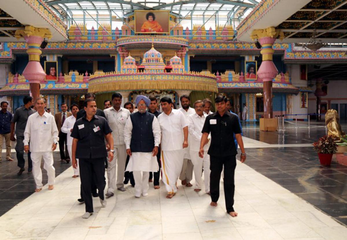 Photos: Dr Manmohan Singh,​ Rahul Gandhi​pay obeisance at Sathya Sai Baba Maha Samadhi