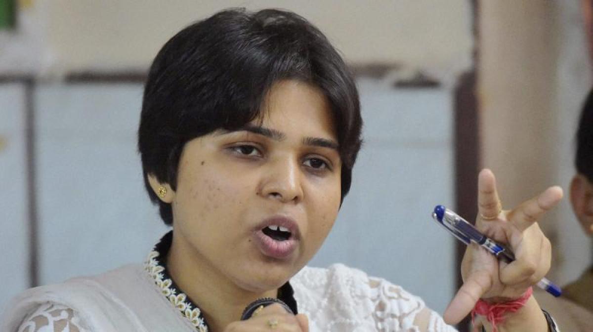 Trupti Desai to launch campaign for liquor-free Maharashtra