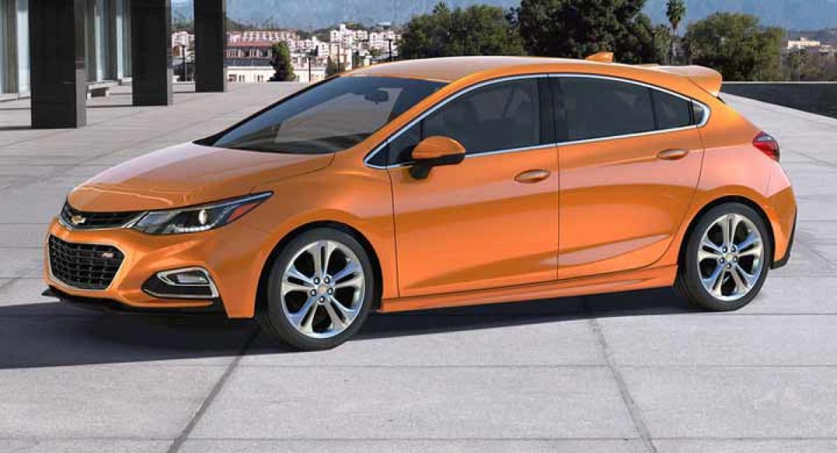 2017 Chevy Cruze hatch revealed ahead of Detroit debut