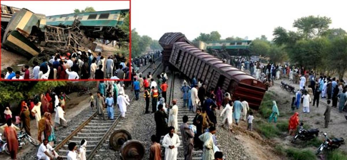 17 killed as trains collide in Pakistan