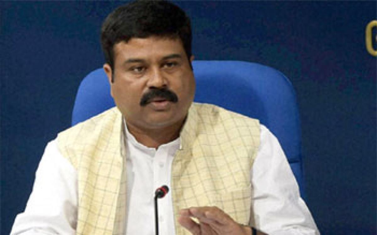 Pradhan proposes largest refinery in Maha