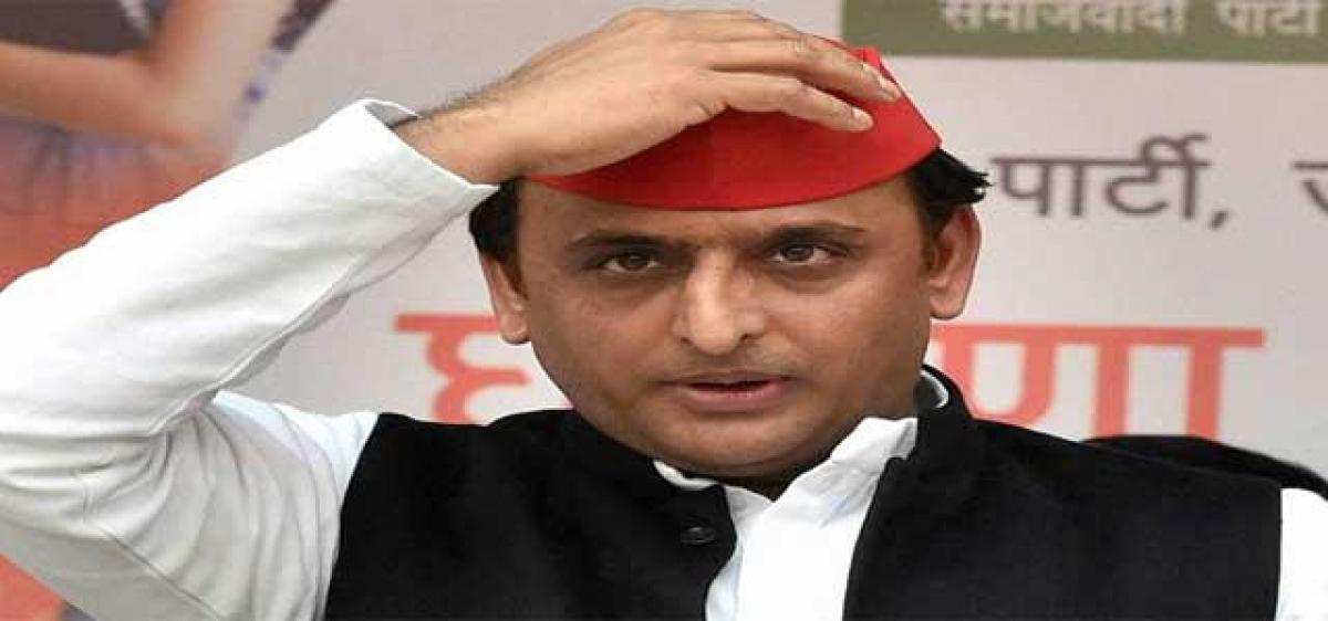 Akhilesh shares stage with Congress