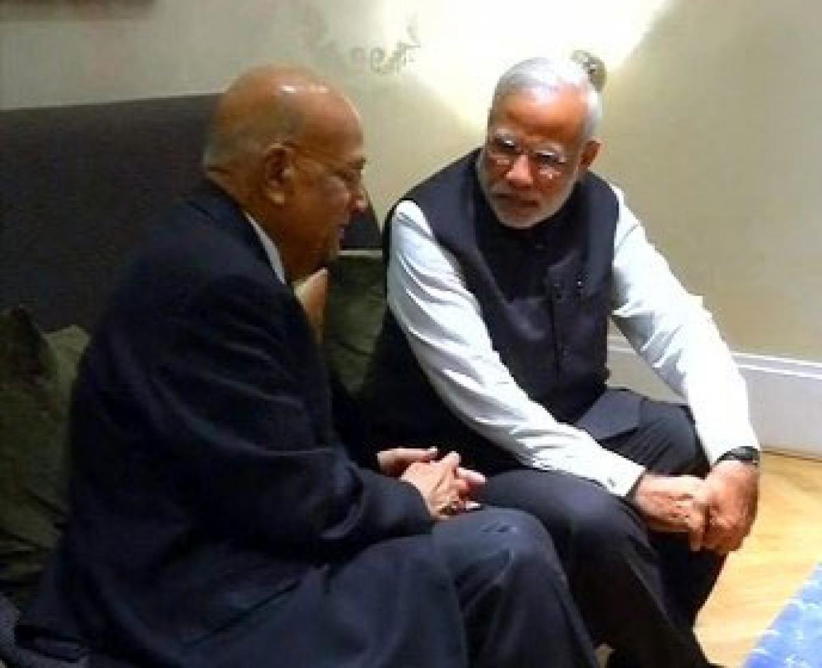 Modi meets Lord Swraj Paul