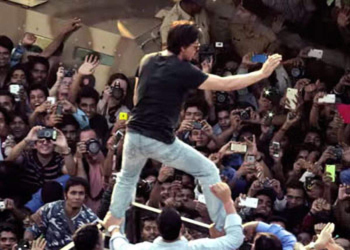 Real life fan moments added in SRKs Fan