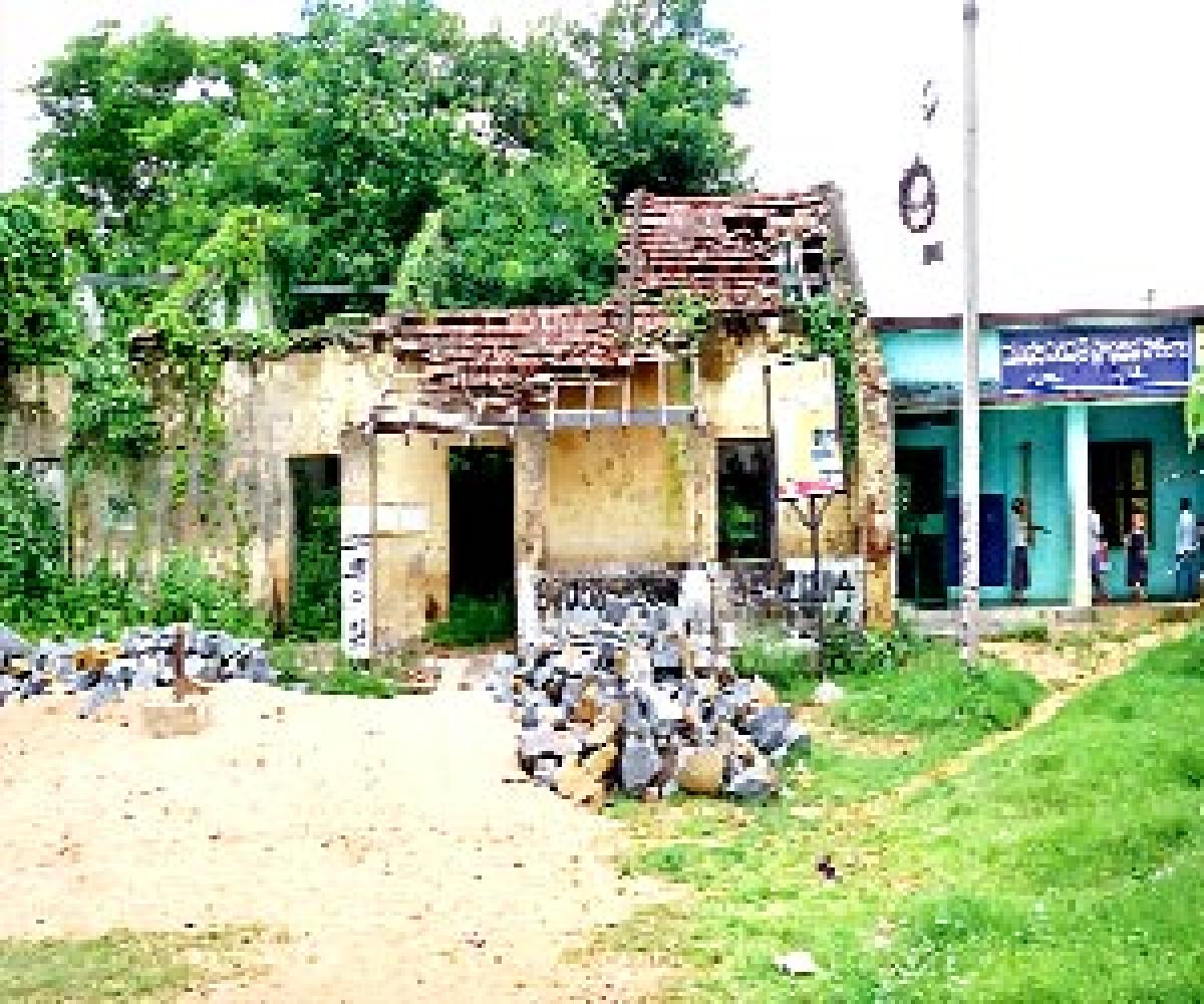 Decrepit building poses threat to school children