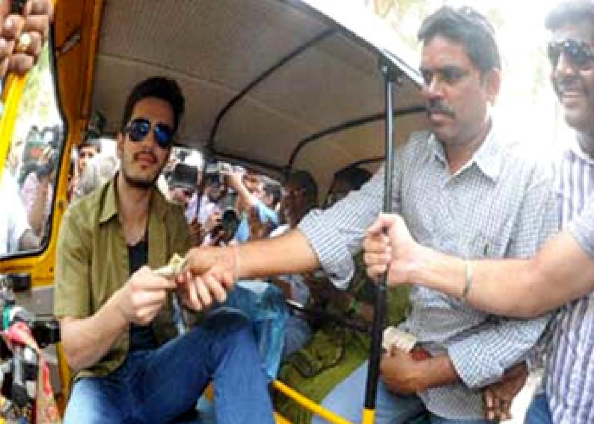 Akhil turns auto driver to fulfill ailing Khammam boys wish