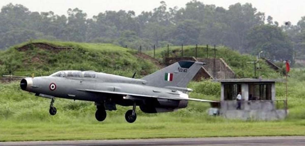 MiG-21 fighter crashes in Kashmir