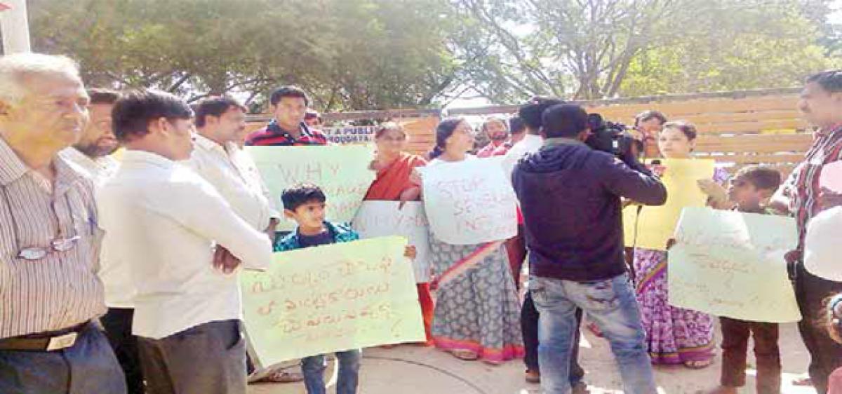 Malkam Cheruvu stinks, residents hold protest