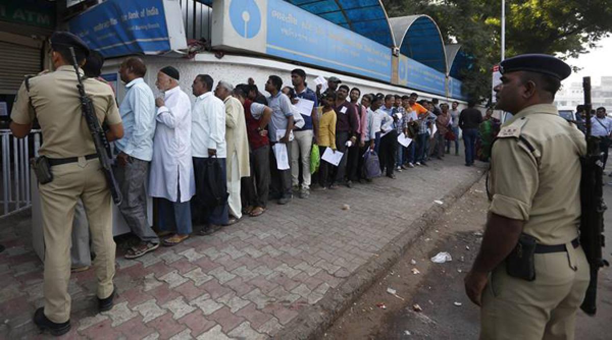 Cop suspended for allegedly hitting people in queue outside bank: Demonetization