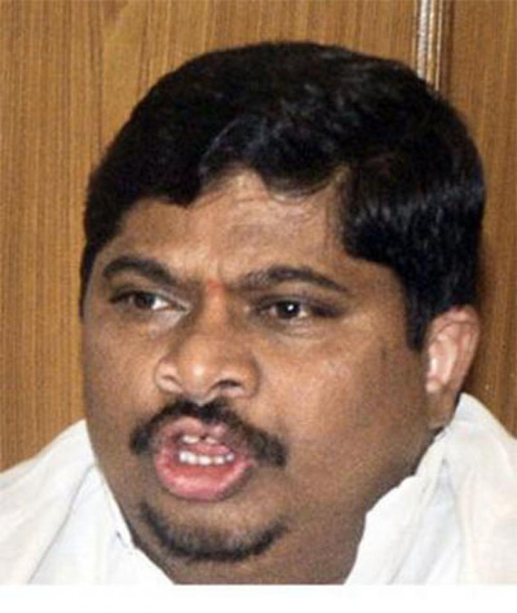 Ponnam demands dismissal of Jagadish Reddy