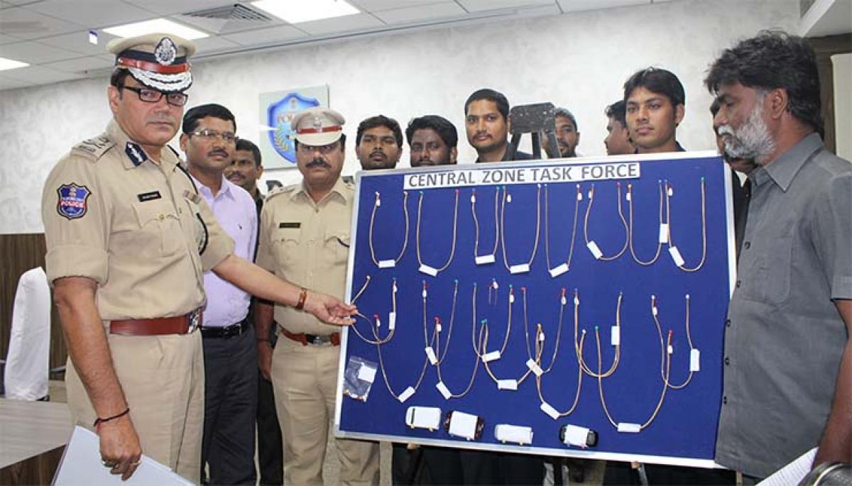 Police nabs three chain snatchers