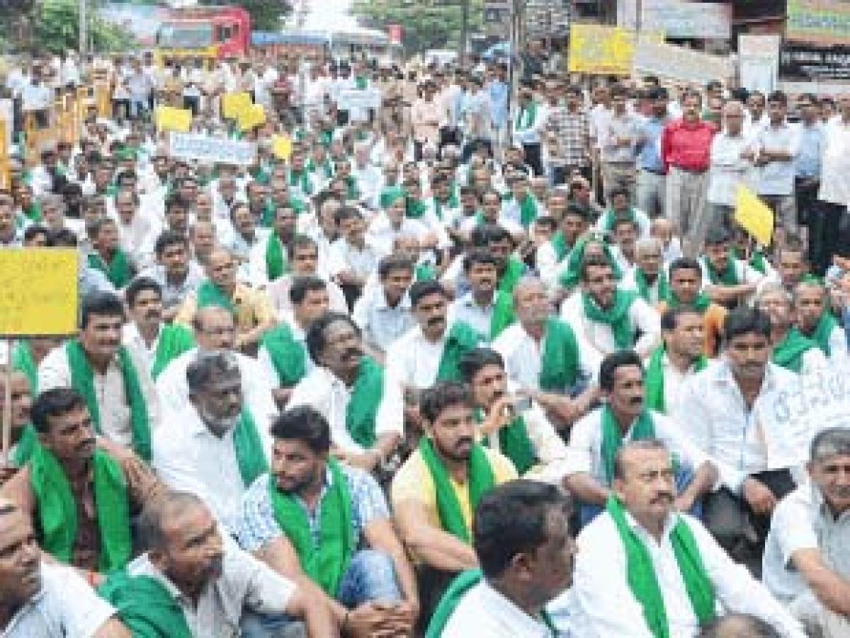 Farmers stage protest against land acquisition in AP