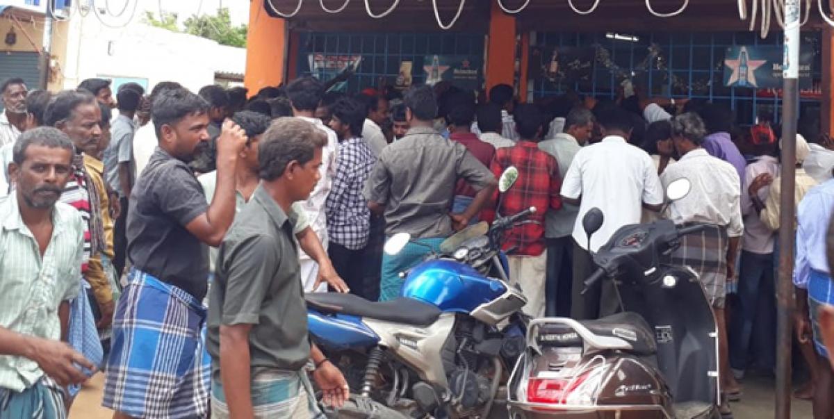 Tamil Nadu boozers throng liquor shops in border mandals