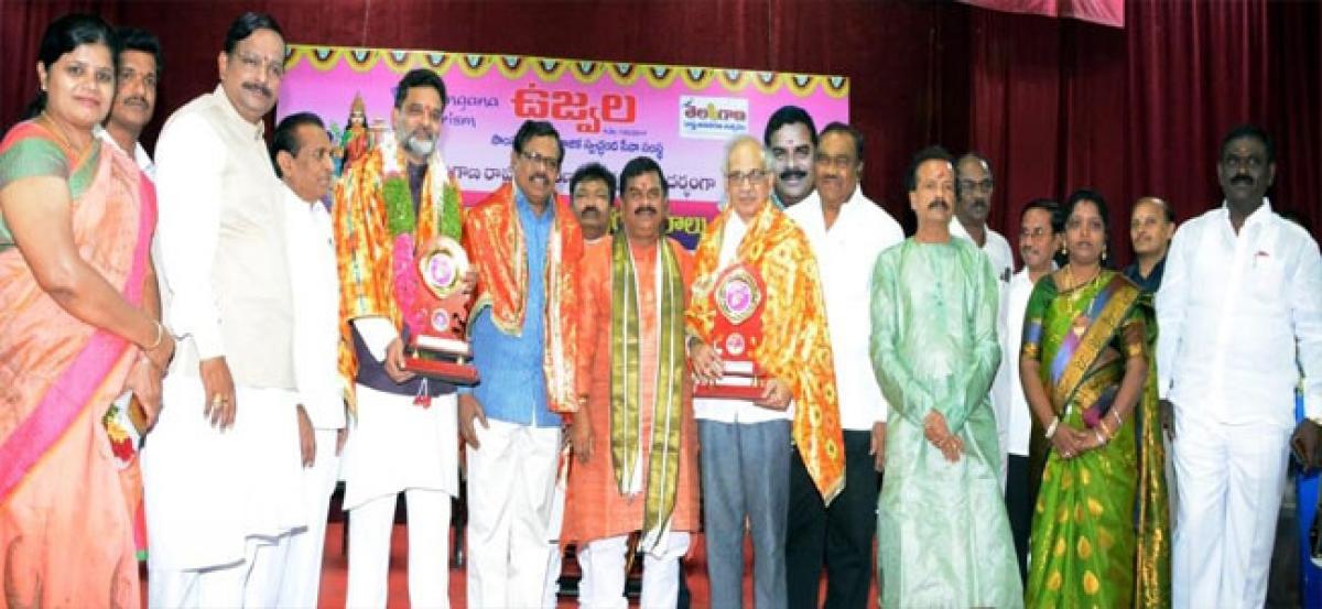 Swami presents Telangana Spoorthi awards