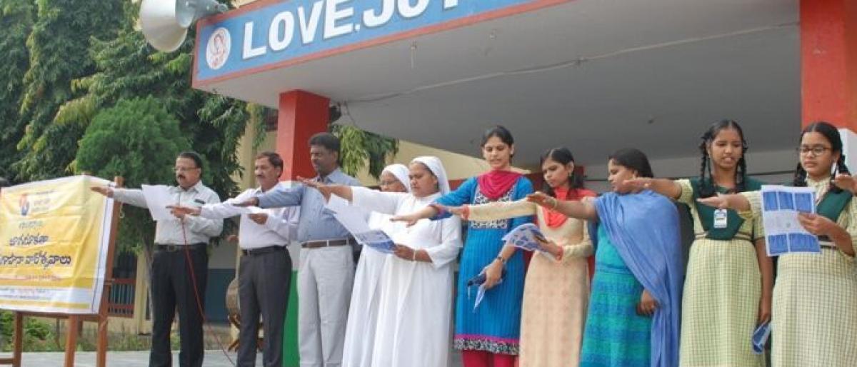Andhra Bank officials administer pledge to students in Mahbubnagar