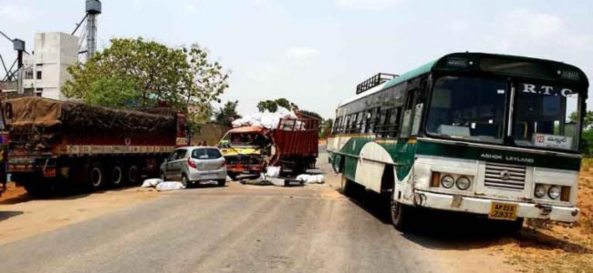 Three injured after truck hits TSRTC bus in Mahabubnagar