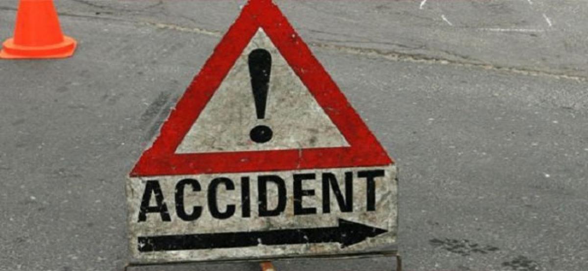 2 die as car rams into parked truck