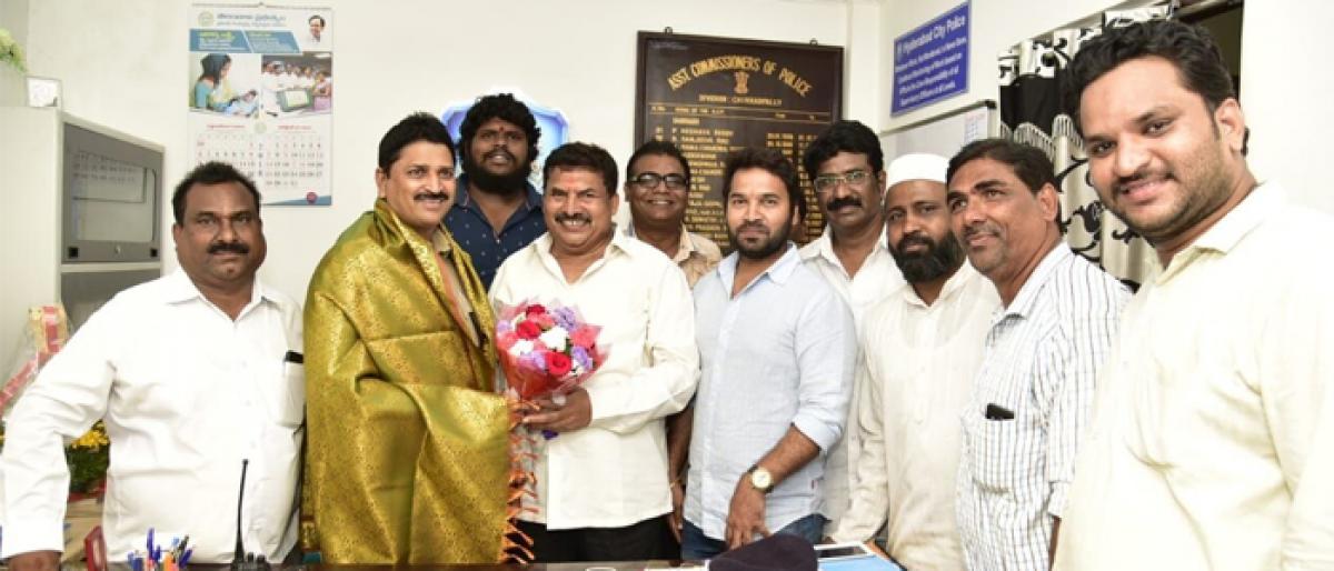 TRS state BC cell president Mutha Gopal congratulates newly-appointed ACP Narsimha Reddy