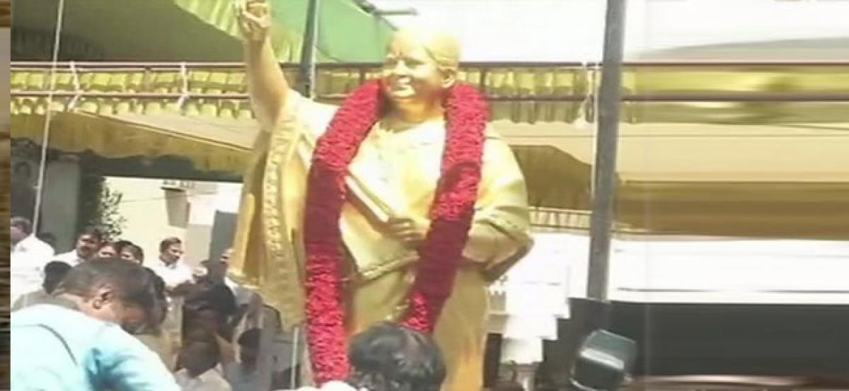 Jayalalithaas statue unveiled at AIADMK HQ