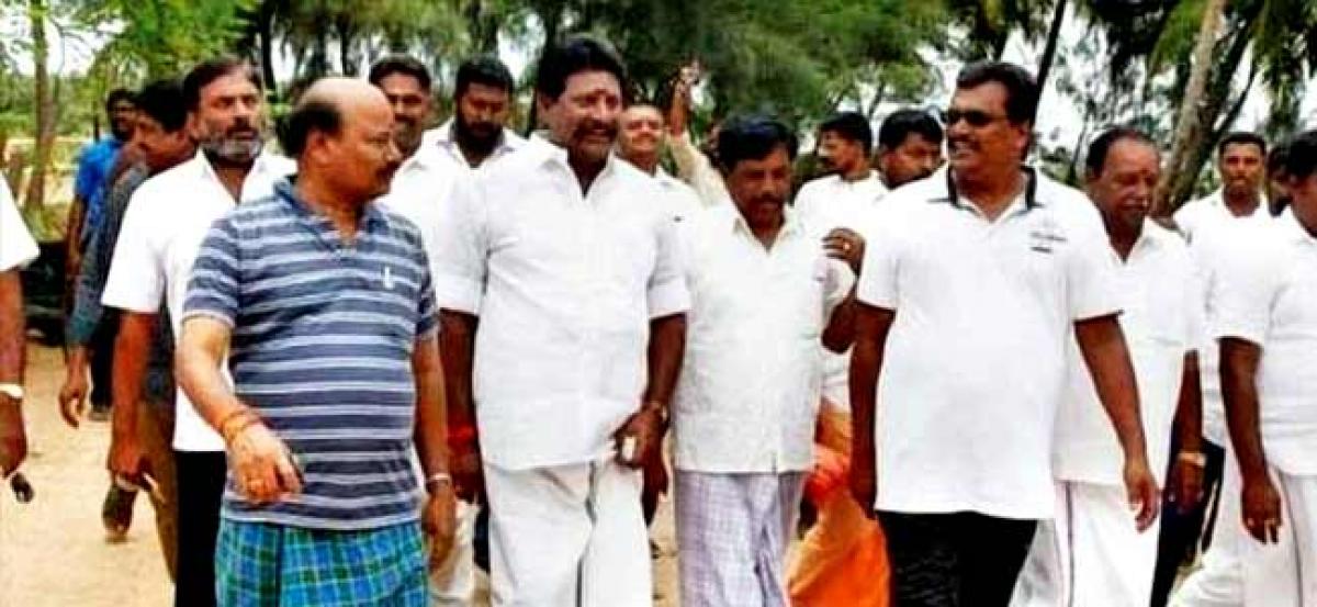 Kneel & apologise at Jayas memorial to return to party: AIADMK to disqualified MLAs