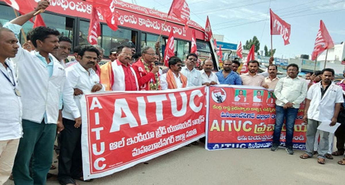 AITUC Bus Yatra reaches Mahbubnagar