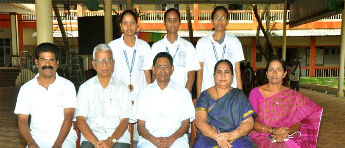 3 students selected for AKNU yoga team