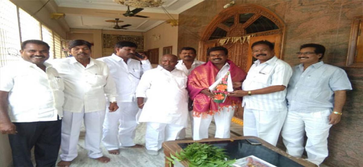 Akula felicitated by locals