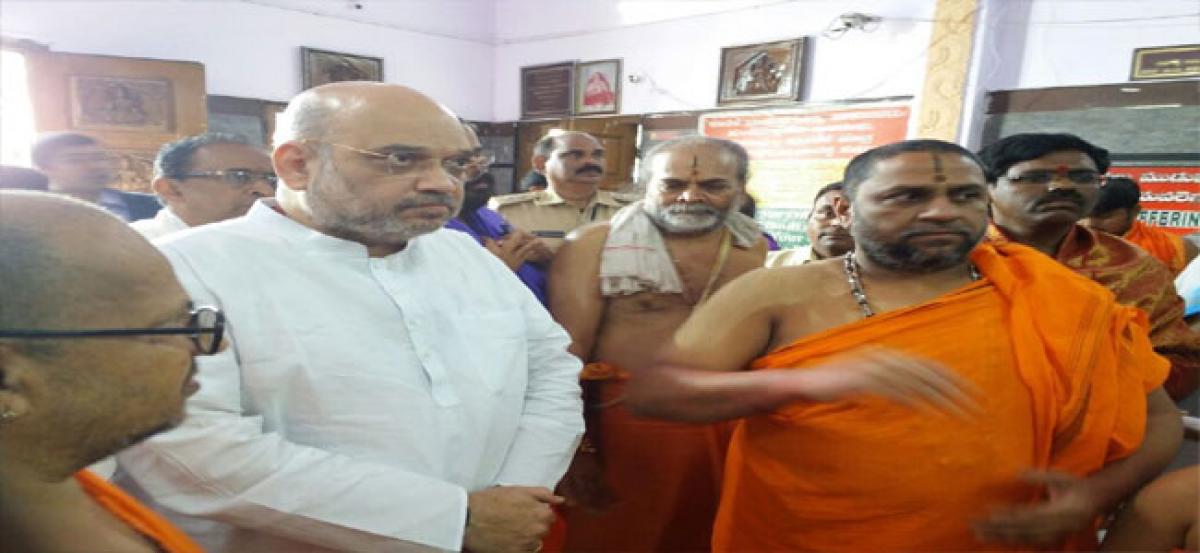 Amit Shah offers prayers at Raghavendra Swamy mutt