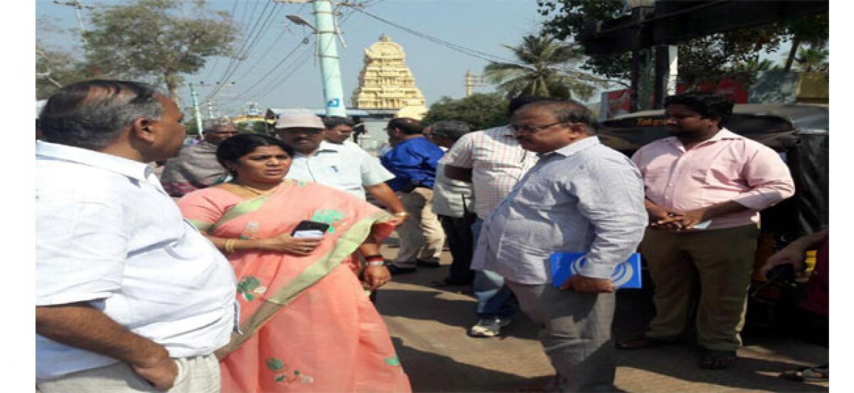 Mayor Pantham Rajani Sesha Sai inspects sanitation at bathing ghats