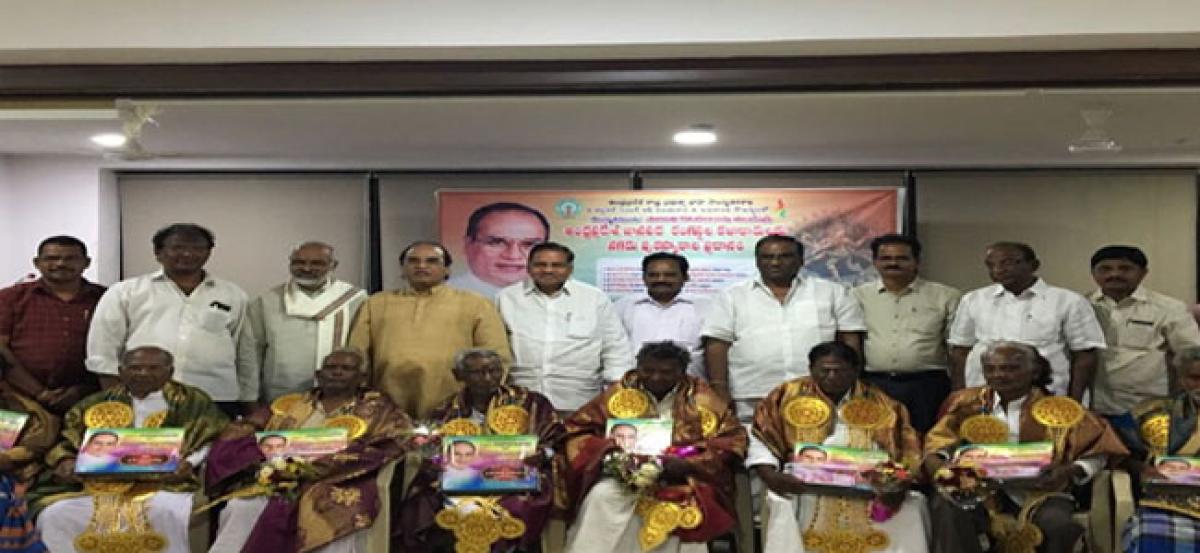 Janapada artistes get cash awards