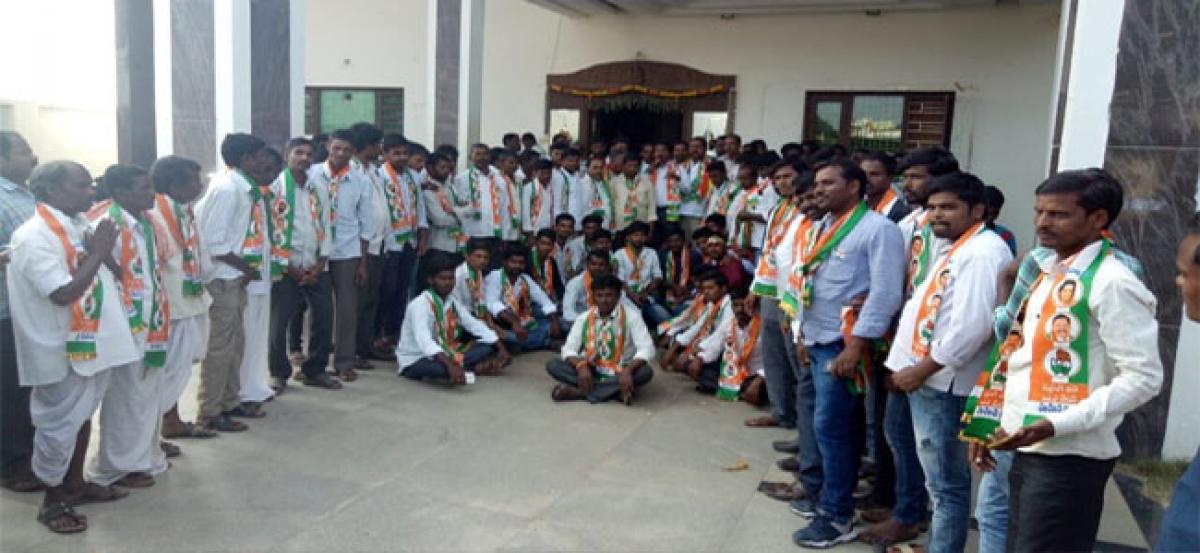 CPM leader Bhaska, 100 TRS youth join Congress