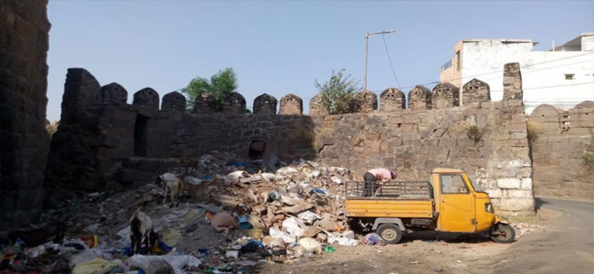 Moti Darwaza turns into garbage yard